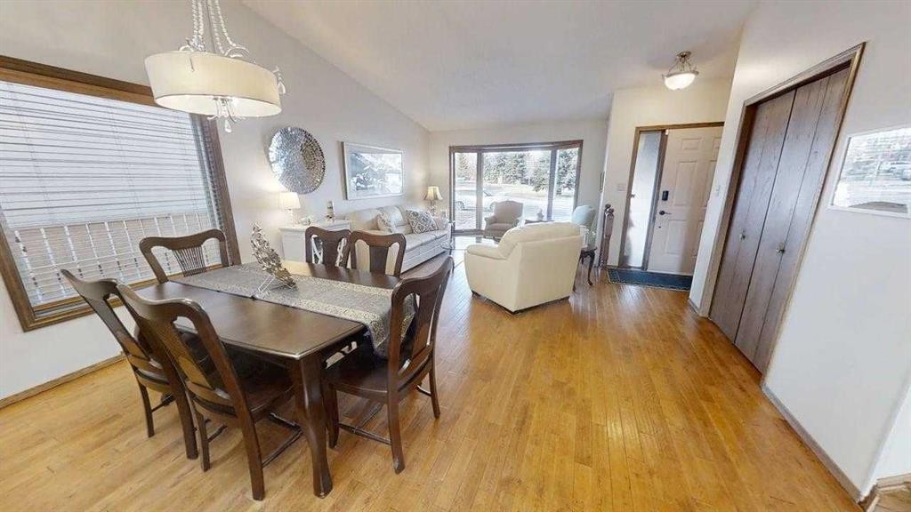 42 Ridgewood Boulevard West, Lethbridge, AB - Indoor Photo Showing Dining Room