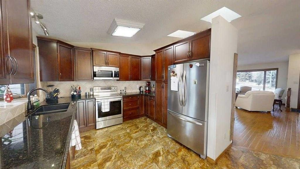 42 Ridgewood Boulevard West, Lethbridge, AB - Indoor Photo Showing Kitchen