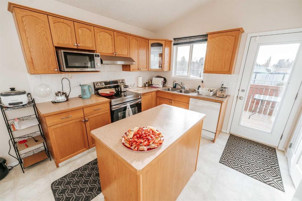 54 Kodiak Crescent North, Lethbridge, AB - Indoor Photo Showing Kitchen With Double Sink