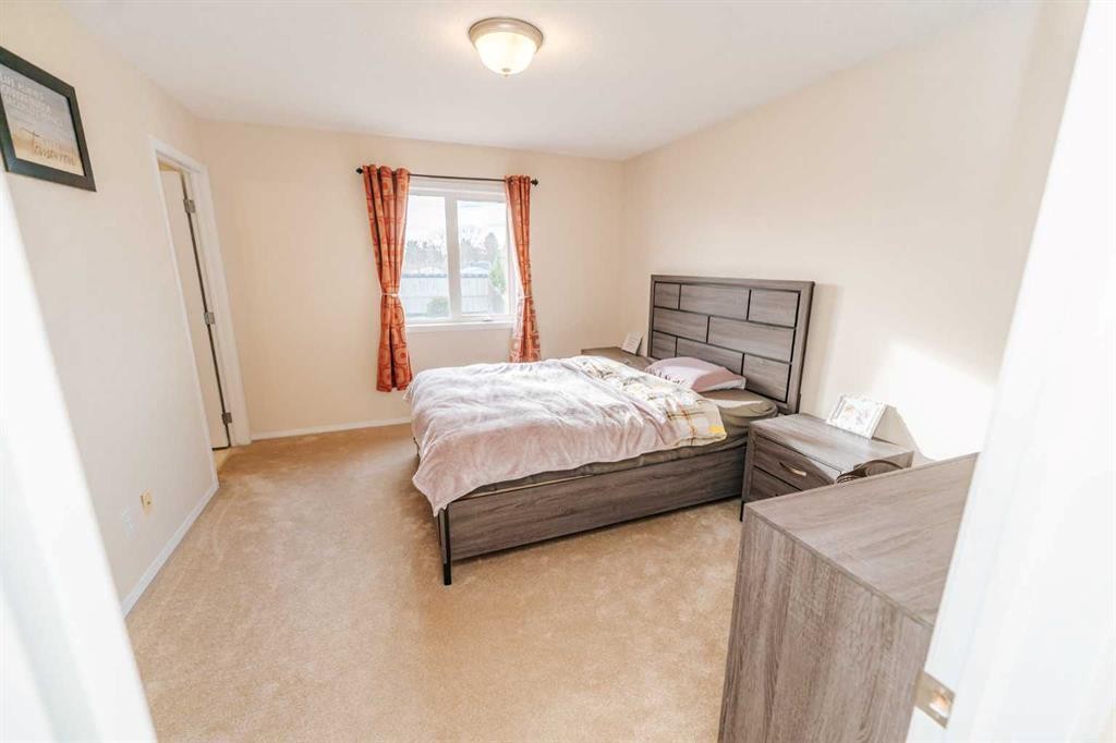 54 Kodiak Crescent North, Lethbridge, AB - Indoor Photo Showing Bedroom