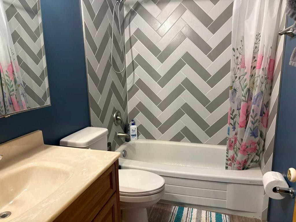 40 Cayuga Crescent West, Lethbridge, AB - Indoor Photo Showing Bathroom