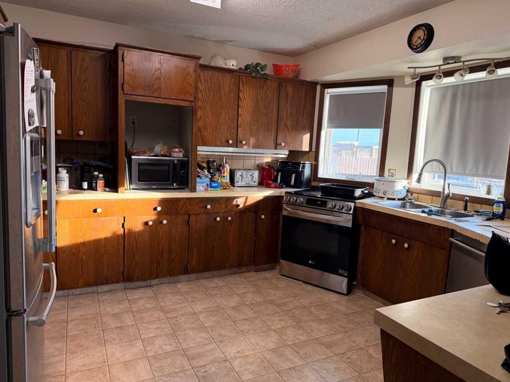 5214 38 Avenue, Taber, AB - Indoor Photo Showing Kitchen With Double Sink