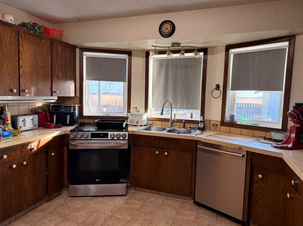 5214 38 Avenue, Taber, AB - Indoor Photo Showing Kitchen With Double Sink