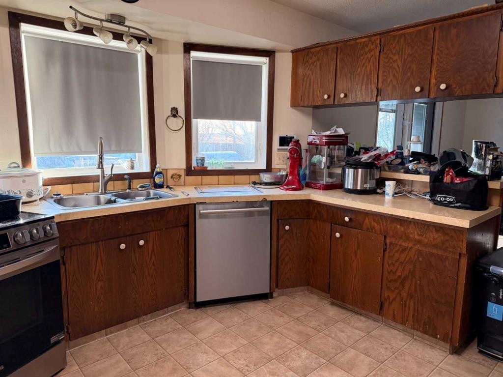 5214 38 Avenue, Taber, AB - Indoor Photo Showing Kitchen With Double Sink