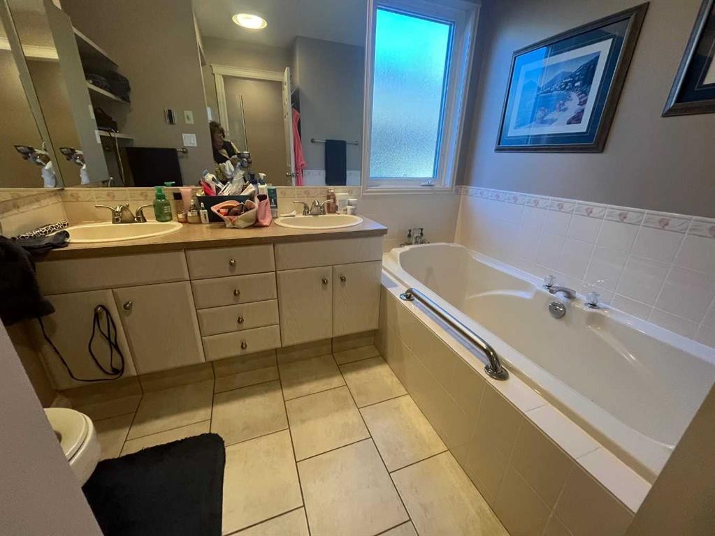 97 Ridgewood Crescent West, Lethbridge, AB - Indoor Photo Showing Bathroom