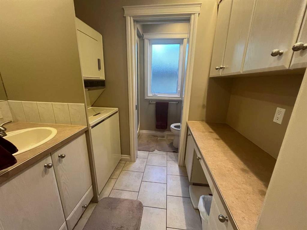 97 Ridgewood Crescent West, Lethbridge, AB - Indoor Photo Showing Laundry Room