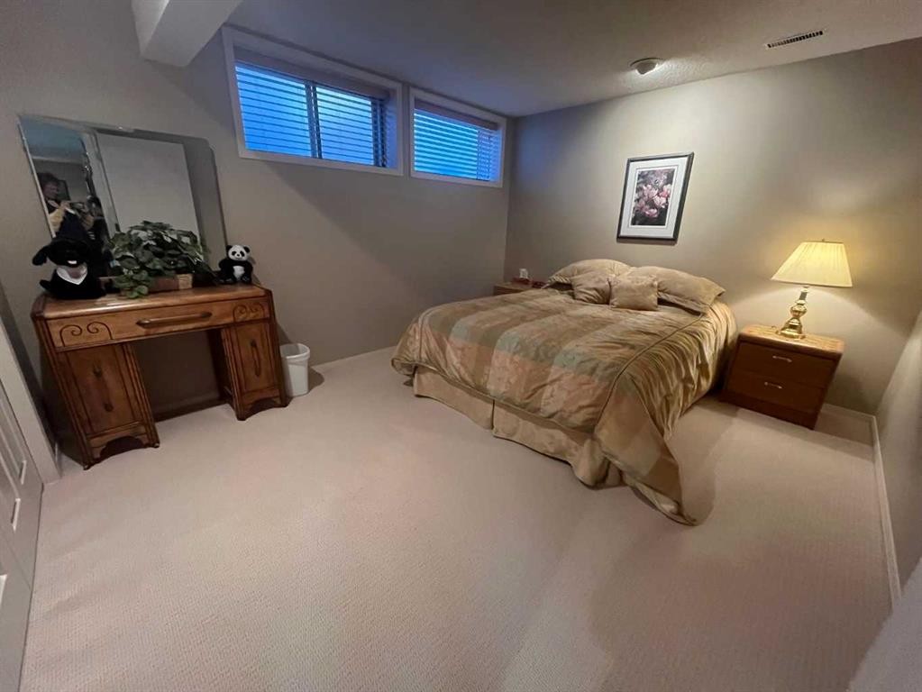 97 Ridgewood Crescent West, Lethbridge, AB - Indoor Photo Showing Bedroom