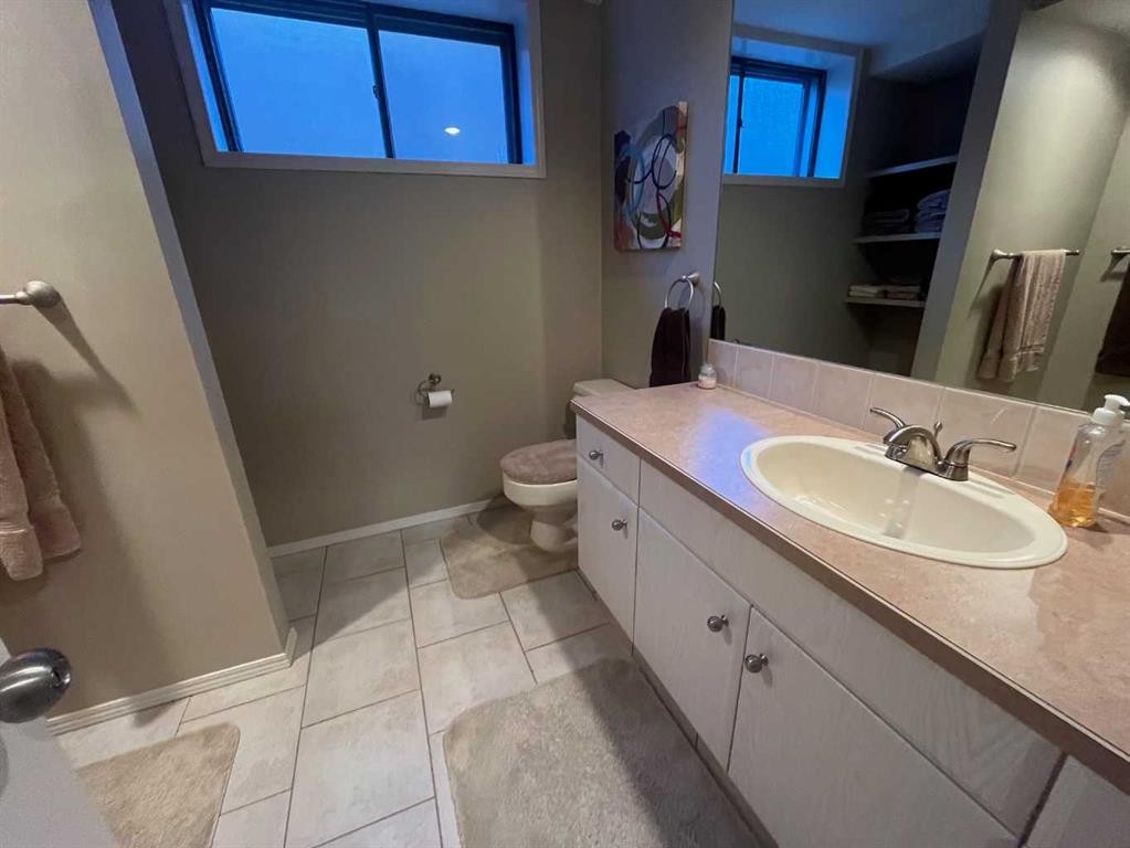 97 Ridgewood Crescent West, Lethbridge, AB - Indoor Photo Showing Bathroom