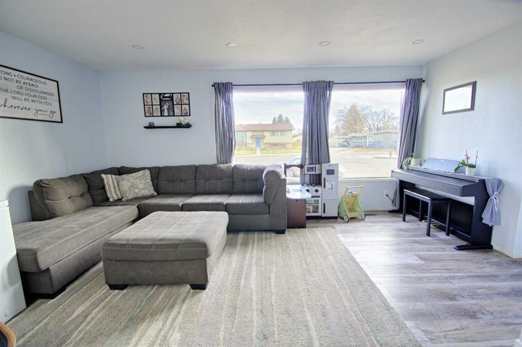 5818 53 Street, Taber, AB - Indoor Photo Showing Living Room