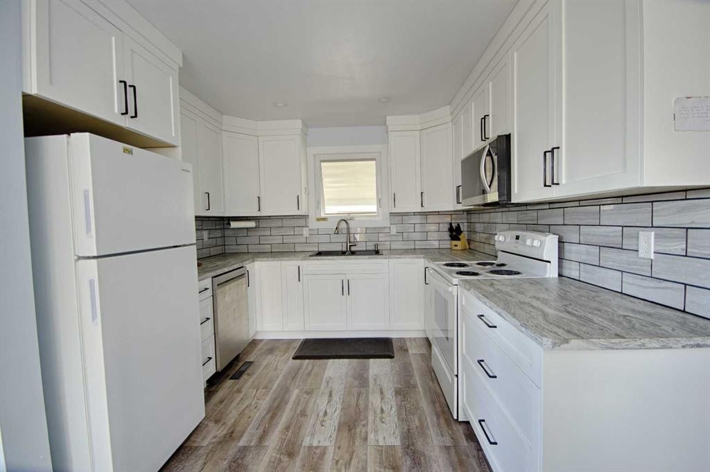 5818 53 Street, Taber, AB - Indoor Photo Showing Kitchen