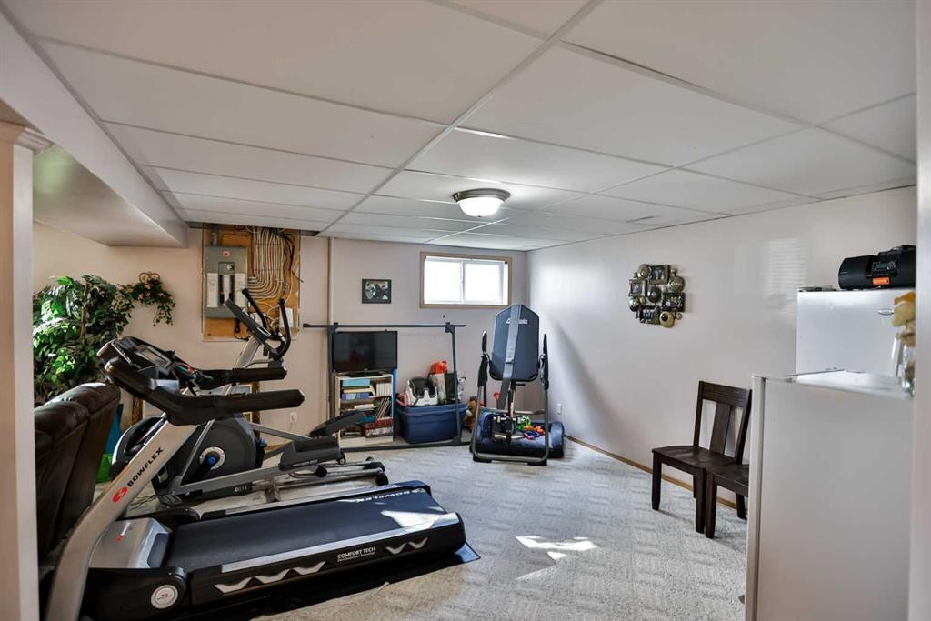 105 Aspen Way, Vulcan, AB - Indoor Photo Showing Gym Room