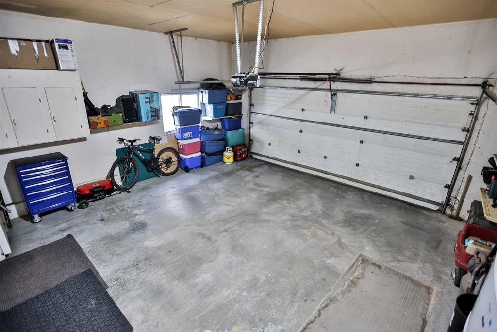 105 Aspen Way, Vulcan, AB - Indoor Photo Showing Garage