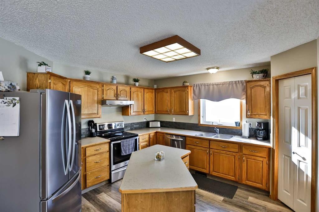 105 Aspen Way, Vulcan, AB - Indoor Photo Showing Kitchen With Stainless Steel Kitchen With Double Sink