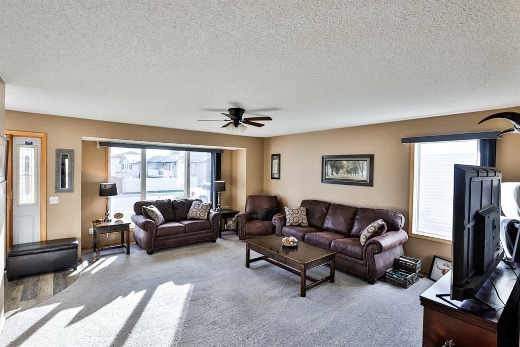 105 Aspen Way, Vulcan, AB - Indoor Photo Showing Living Room