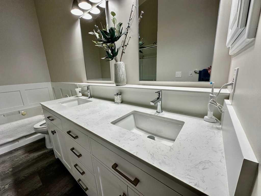 211 Canyon Boulevard West, Lethbridge, AB - Indoor Photo Showing Bathroom