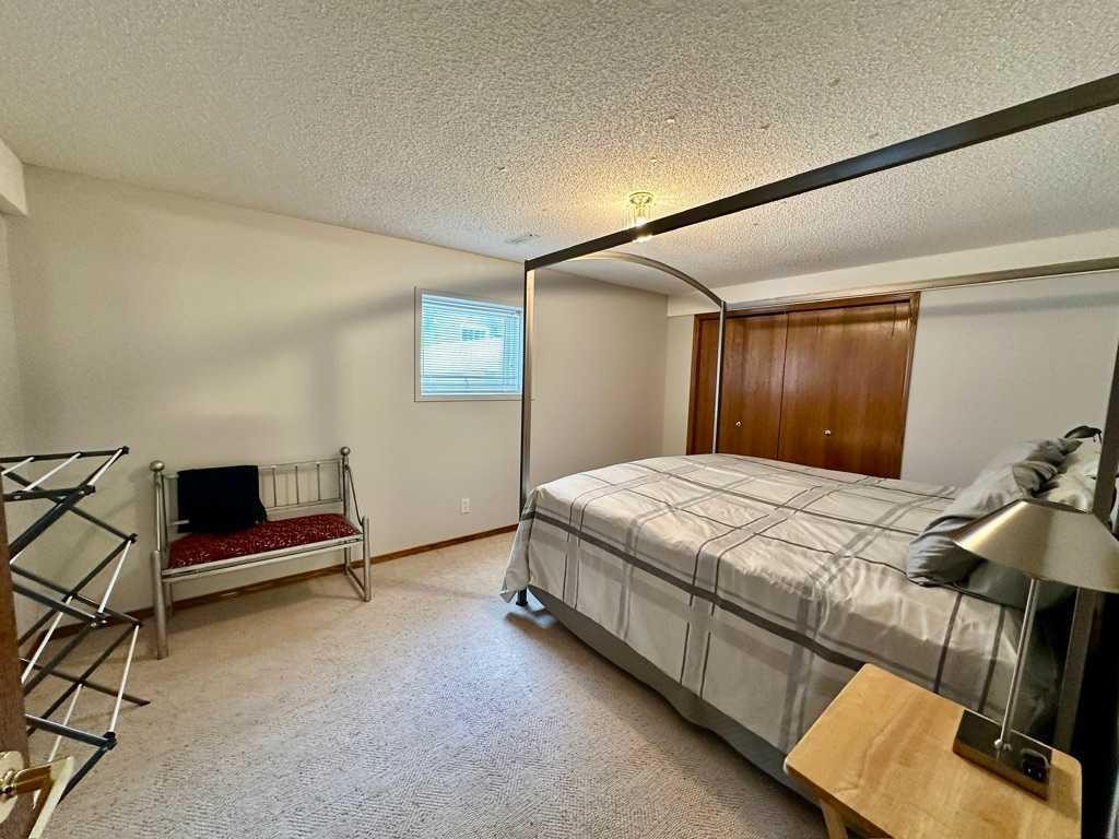 211 Canyon Boulevard West, Lethbridge, AB - Indoor Photo Showing Bedroom