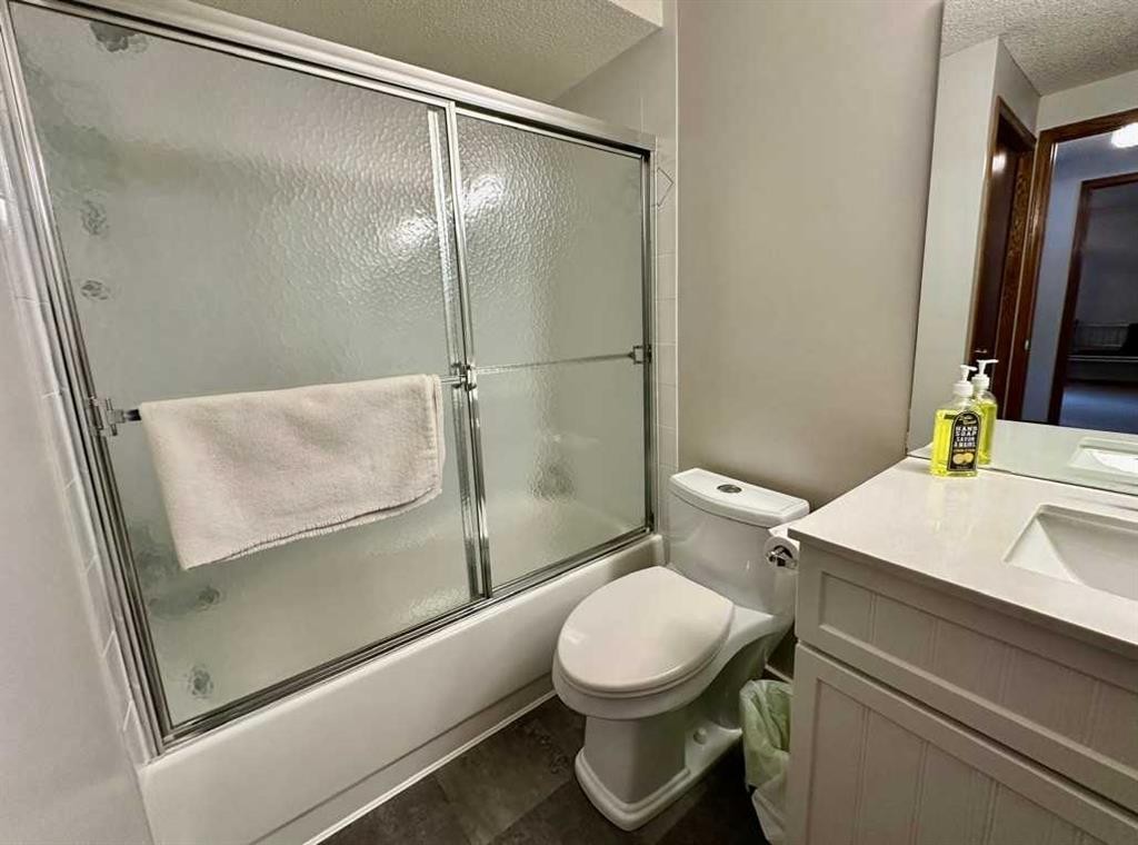 211 Canyon Boulevard West, Lethbridge, AB - Indoor Photo Showing Bathroom