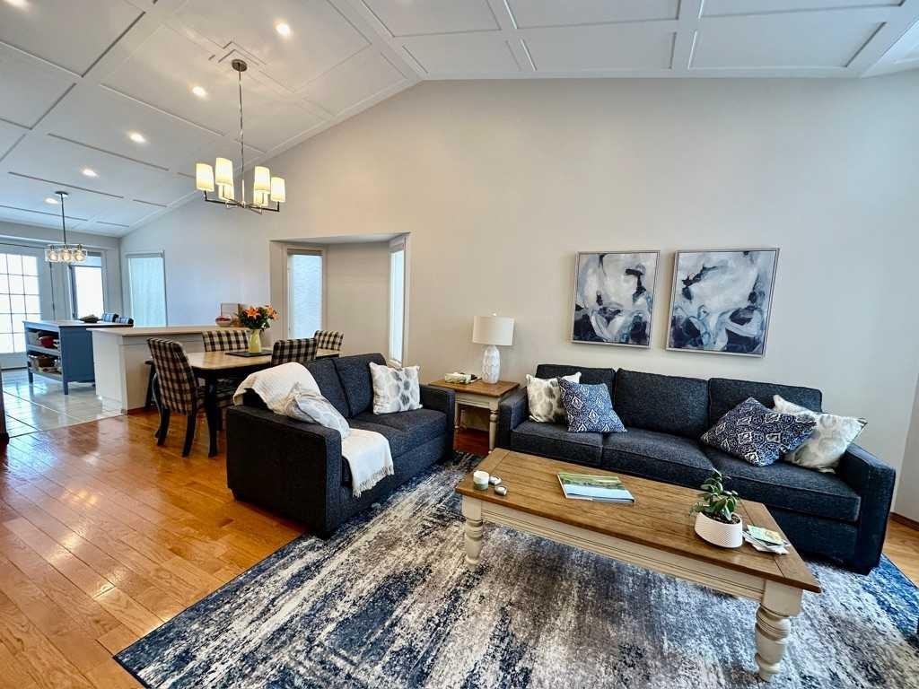 211 Canyon Boulevard West, Lethbridge, AB - Indoor Photo Showing Living Room