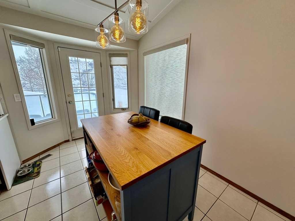 211 Canyon Boulevard West, Lethbridge, AB - Indoor