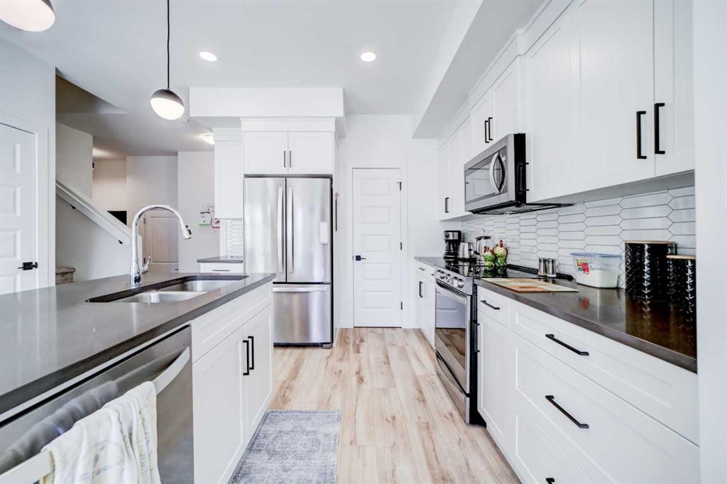 75 Blackwolf Pass North, Lethbridge, AB - Indoor Photo Showing Kitchen With Double Sink With Upgraded Kitchen