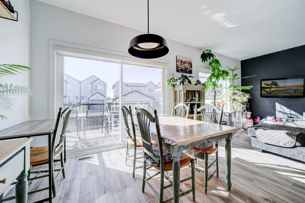 75 Blackwolf Pass North, Lethbridge, AB - Indoor Photo Showing Dining Room
