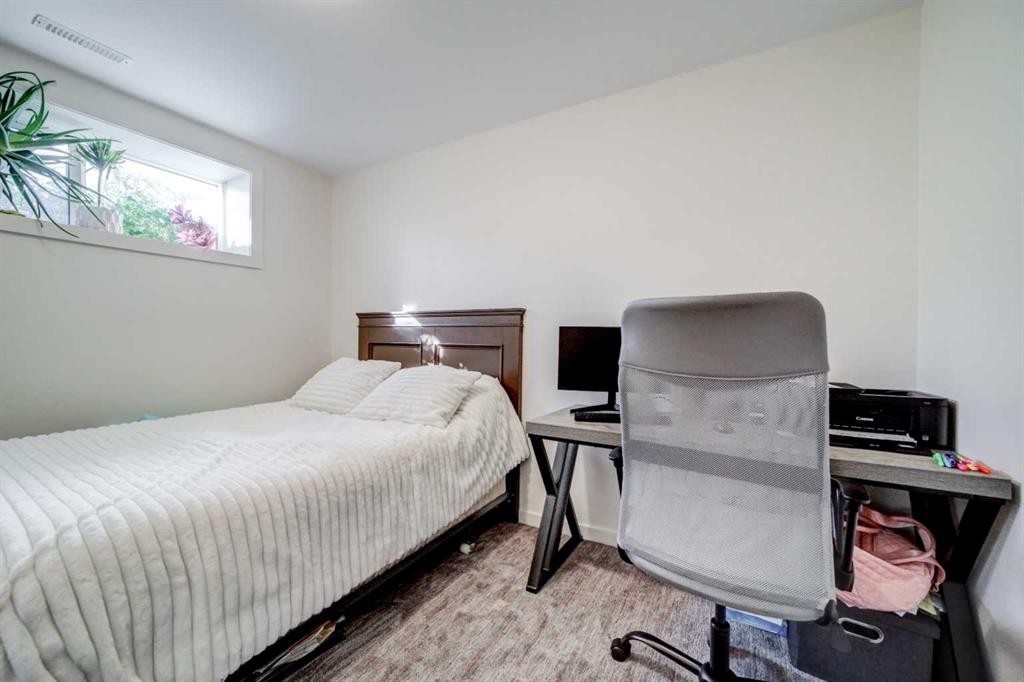 75 Blackwolf Pass North, Lethbridge, AB - Indoor Photo Showing Bedroom