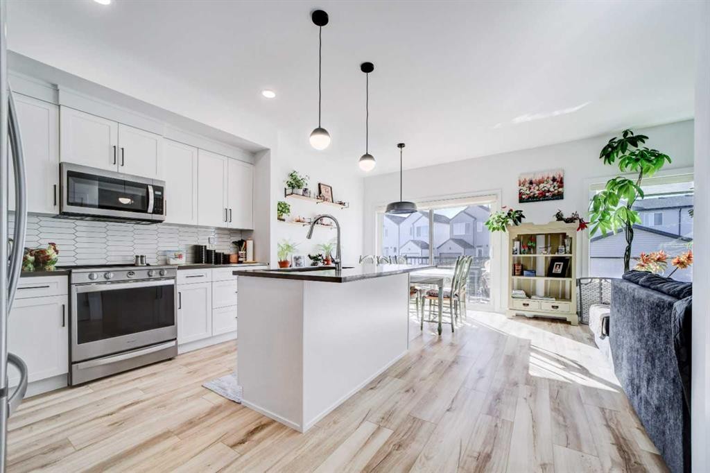75 Blackwolf Pass North, Lethbridge, AB - Indoor Photo Showing Kitchen With Upgraded Kitchen