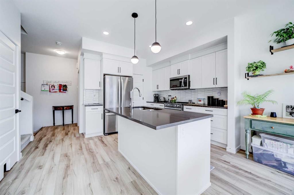 75 Blackwolf Pass North, Lethbridge, AB - Indoor Photo Showing Kitchen With Upgraded Kitchen