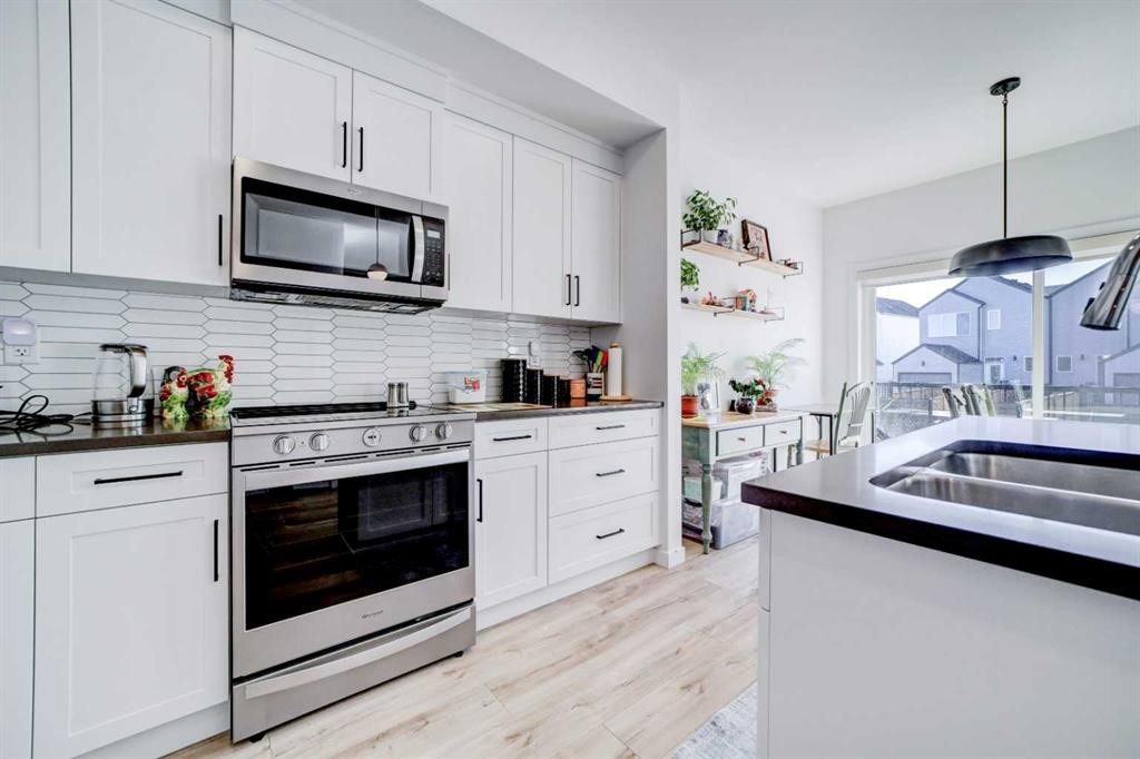75 Blackwolf Pass North, Lethbridge, AB - Indoor Photo Showing Kitchen With Double Sink With Upgraded Kitchen