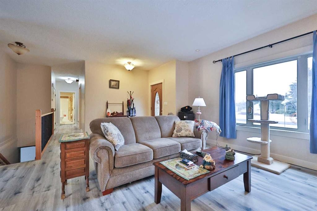 501 6 Avenue, Warner, AB - Indoor Photo Showing Living Room