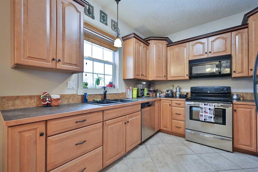 501 6 Avenue, Warner, AB - Indoor Photo Showing Kitchen With Double Sink