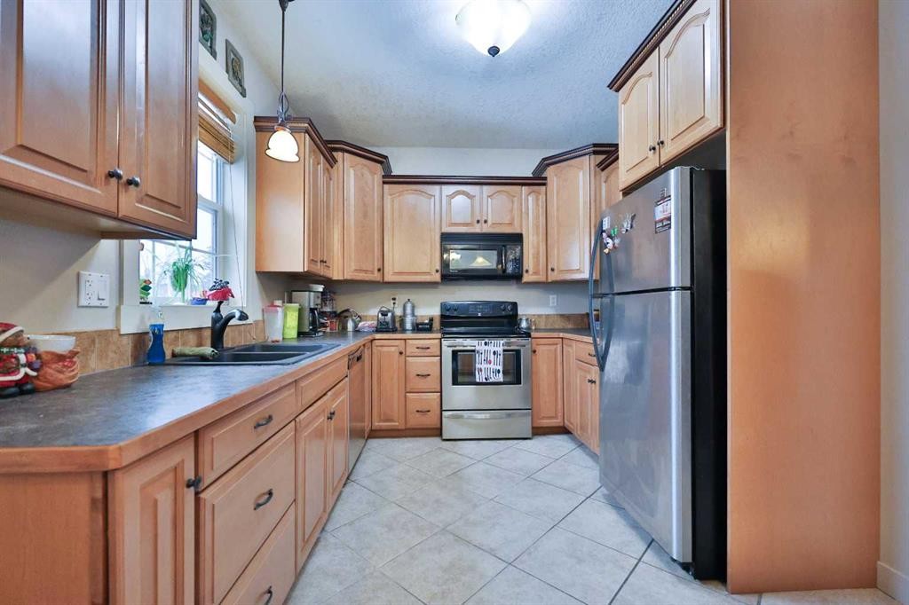 501 6 Avenue, Warner, AB - Indoor Photo Showing Kitchen With Double Sink