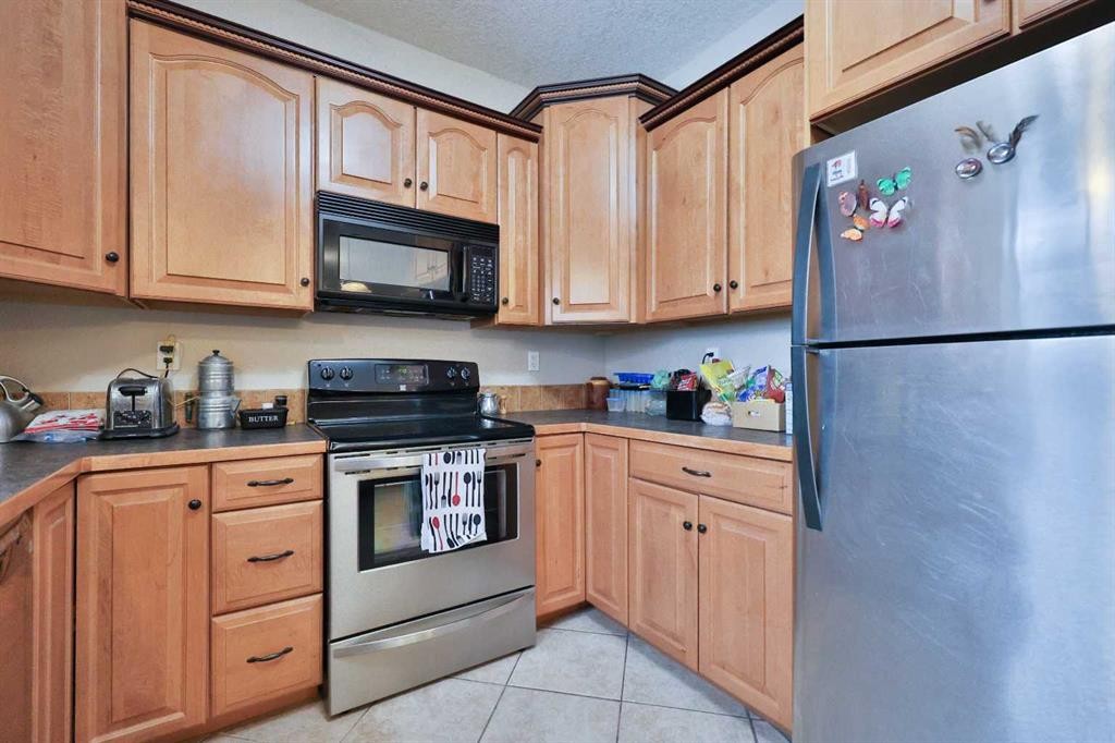 501 6 Avenue, Warner, AB - Indoor Photo Showing Kitchen
