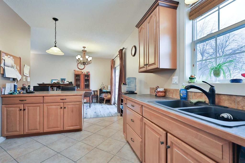501 6 Avenue, Warner, AB - Indoor Photo Showing Kitchen With Double Sink