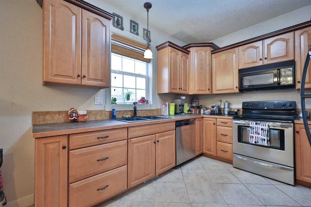501 6 Avenue, Warner, AB - Indoor Photo Showing Kitchen With Double Sink