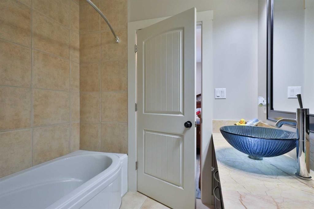501 6 Avenue, Warner, AB - Indoor Photo Showing Bathroom