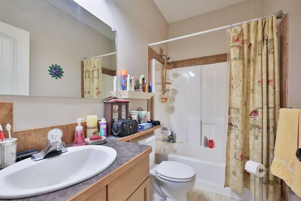 501 6 Avenue, Warner, AB - Indoor Photo Showing Bathroom