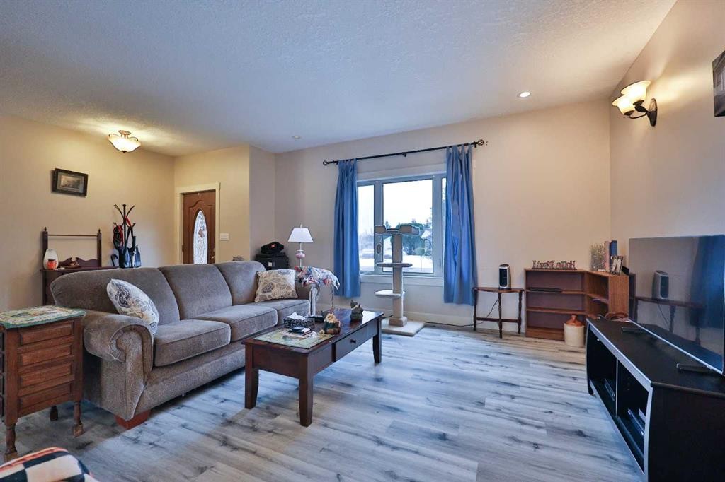 501 6 Avenue, Warner, AB - Indoor Photo Showing Living Room