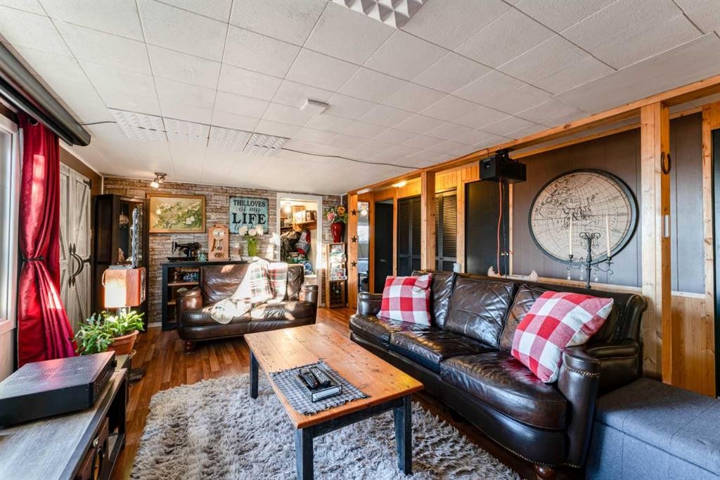 104 2Nd Street, Warner, AB - Indoor Photo Showing Living Room