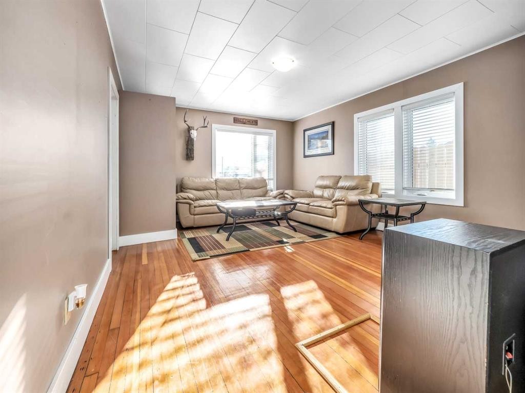1708 21 Avenue, Coaldale, AB - Indoor Photo Showing Living Room