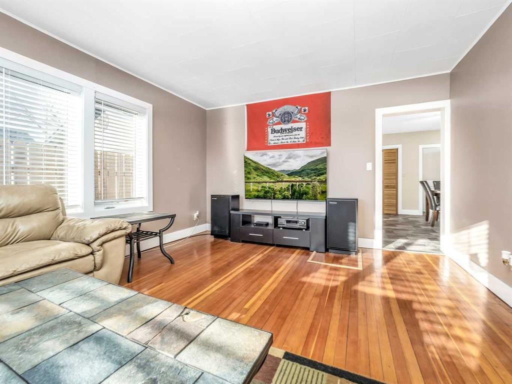 1708 21 Avenue, Coaldale, AB - Indoor Photo Showing Living Room