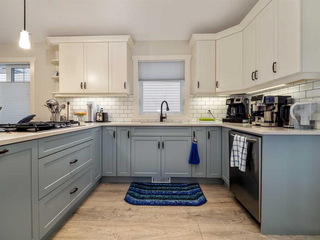 453 Westgate Crescent, Coaldale, AB - Indoor Photo Showing Kitchen With Upgraded Kitchen