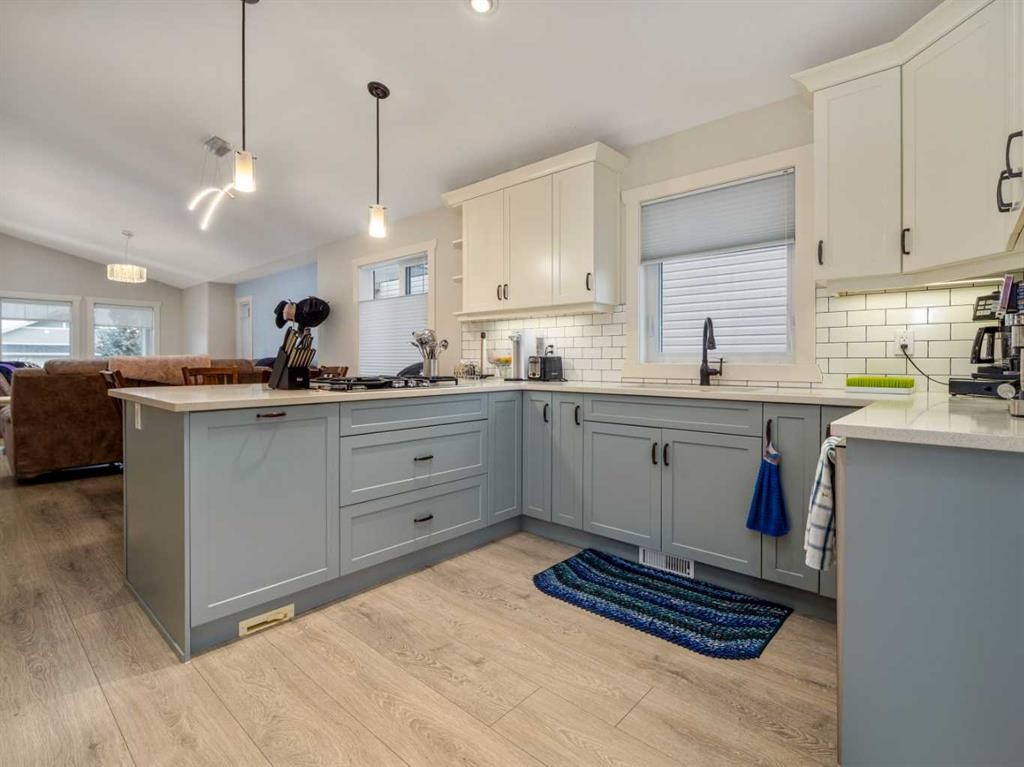 453 Westgate Crescent, Coaldale, AB - Indoor Photo Showing Kitchen With Upgraded Kitchen