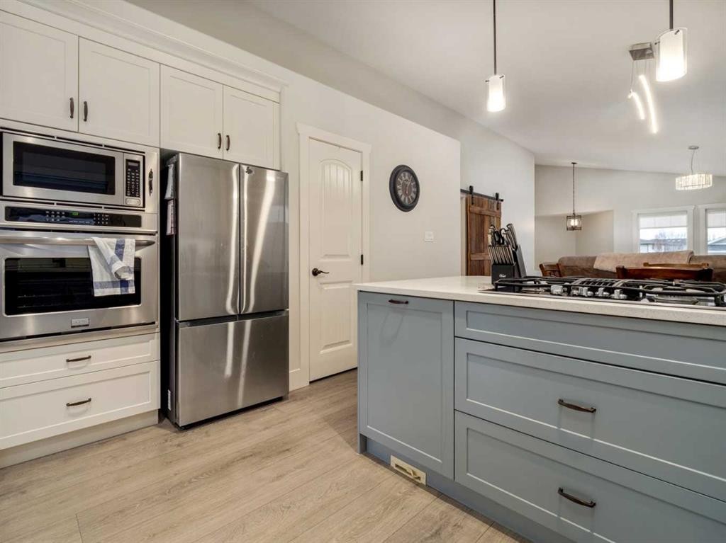 453 Westgate Crescent, Coaldale, AB - Indoor Photo Showing Kitchen With Upgraded Kitchen