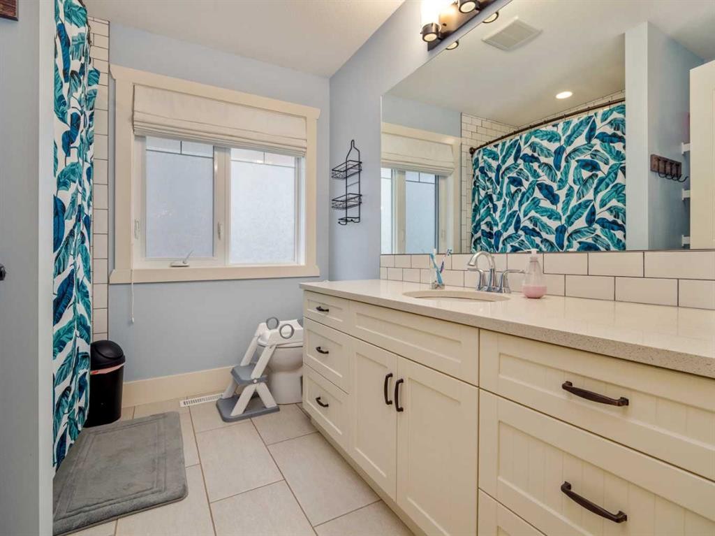 453 Westgate Crescent, Coaldale, AB - Indoor Photo Showing Bathroom