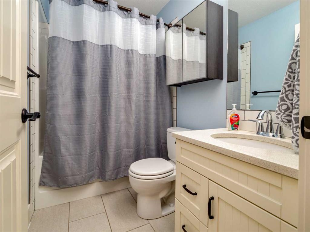 453 Westgate Crescent, Coaldale, AB - Indoor Photo Showing Bathroom