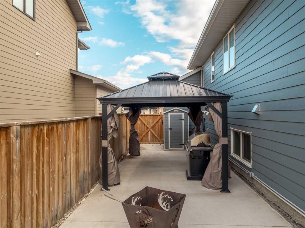 453 Westgate Crescent, Coaldale, AB - Outdoor With Exterior
