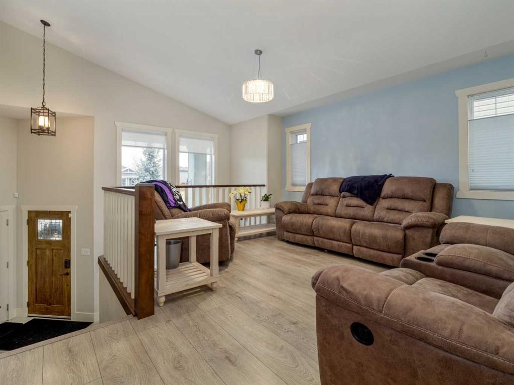 453 Westgate Crescent, Coaldale, AB - Indoor Photo Showing Living Room