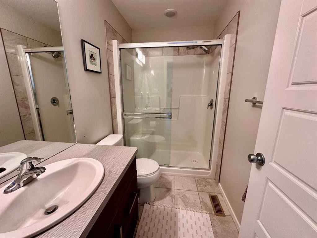 802 Miners Boulevard West, Lethbridge, AB - Indoor Photo Showing Bathroom