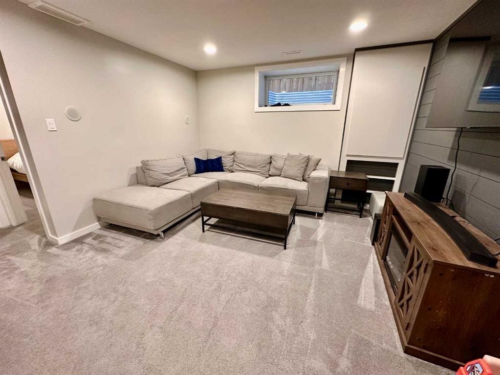 802 Miners Boulevard West, Lethbridge, AB - Indoor Photo Showing Other Room